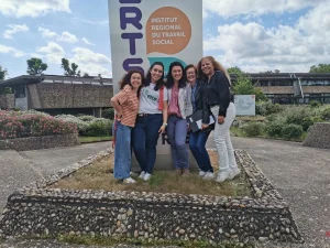 Grupo de profesoras sonrientes en Francia