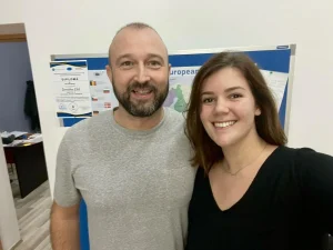 Profesor con tutora sonrientes