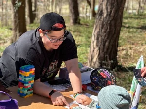 Alumna dando indicaciones a un niño menor de edad