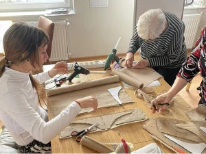 Alumna en taller de manualidades con mujeres mayores