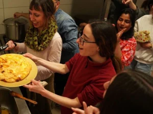 Alumna y su tutora haciendo una tortilla de patatas en noche temática