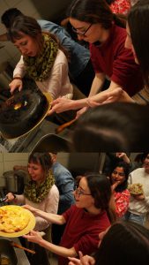 Personas jóvenes en una cocina colaborativa preparando y sirviendo una tortilla en un ambiente grupal y distendido.