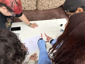 Alumna dando un taller de dibujo a chicos polacos