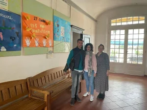 Dos profesores españoles con la tutora en Italia en el pasillo de uno de los recursos que ofrecen