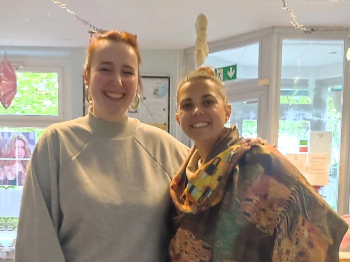 Profesora sonriente con la tutora de Alemania
