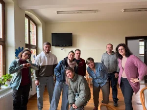 Profesora haciendo tutorización de la alumna en Polonia