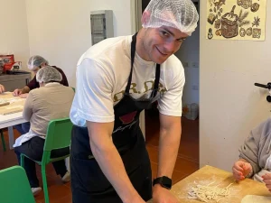 Alumno realizando el taller de pasta en Italia