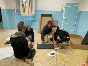 Profesor acompañando a alumno a montar un mueble